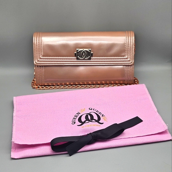 🩷CHANEL Rose Gold Quilted Patent Leather Wallet/Clutch🩷 - Picture 17 of 17